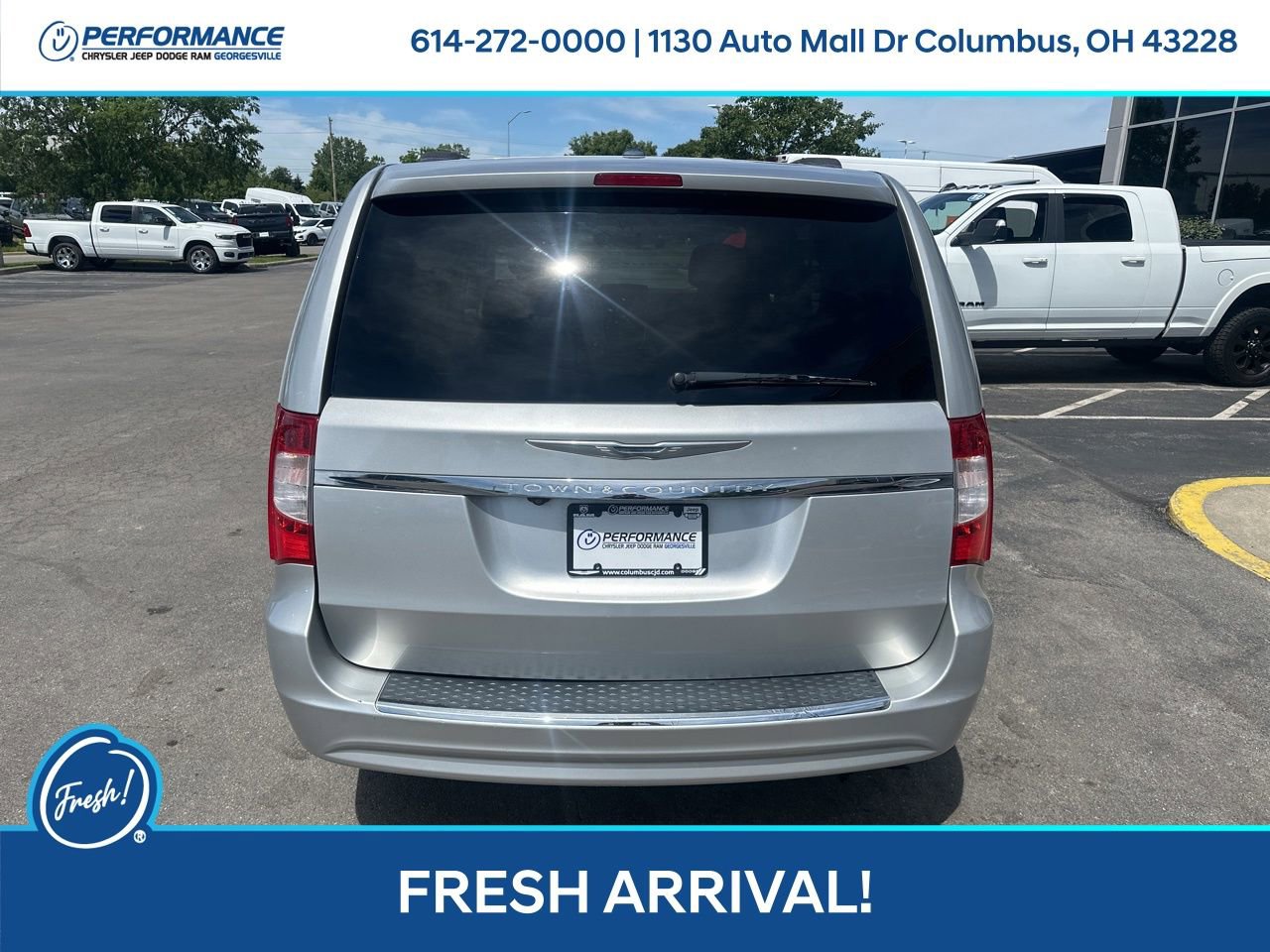 Used 2012 Chrysler Town & Country Touring w/ Entertainment Group #1 FWD image 4