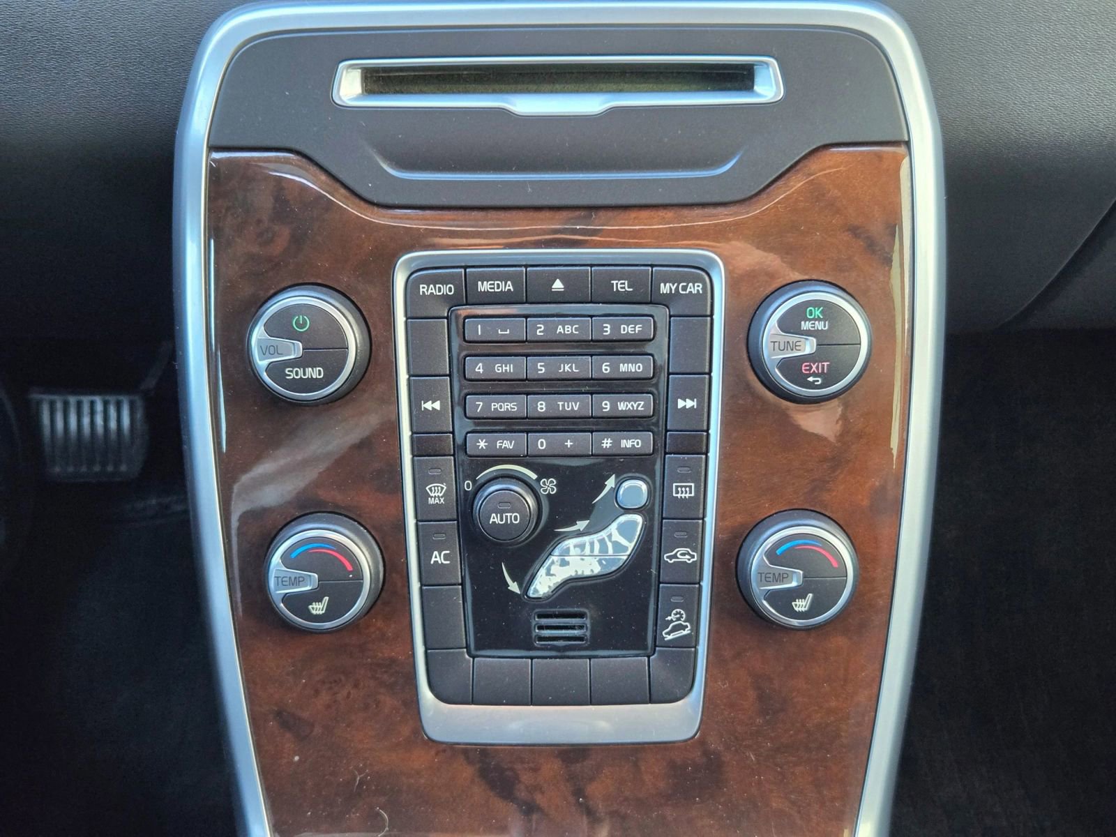 Used 2013 Volvo XC70 3.2 image 27