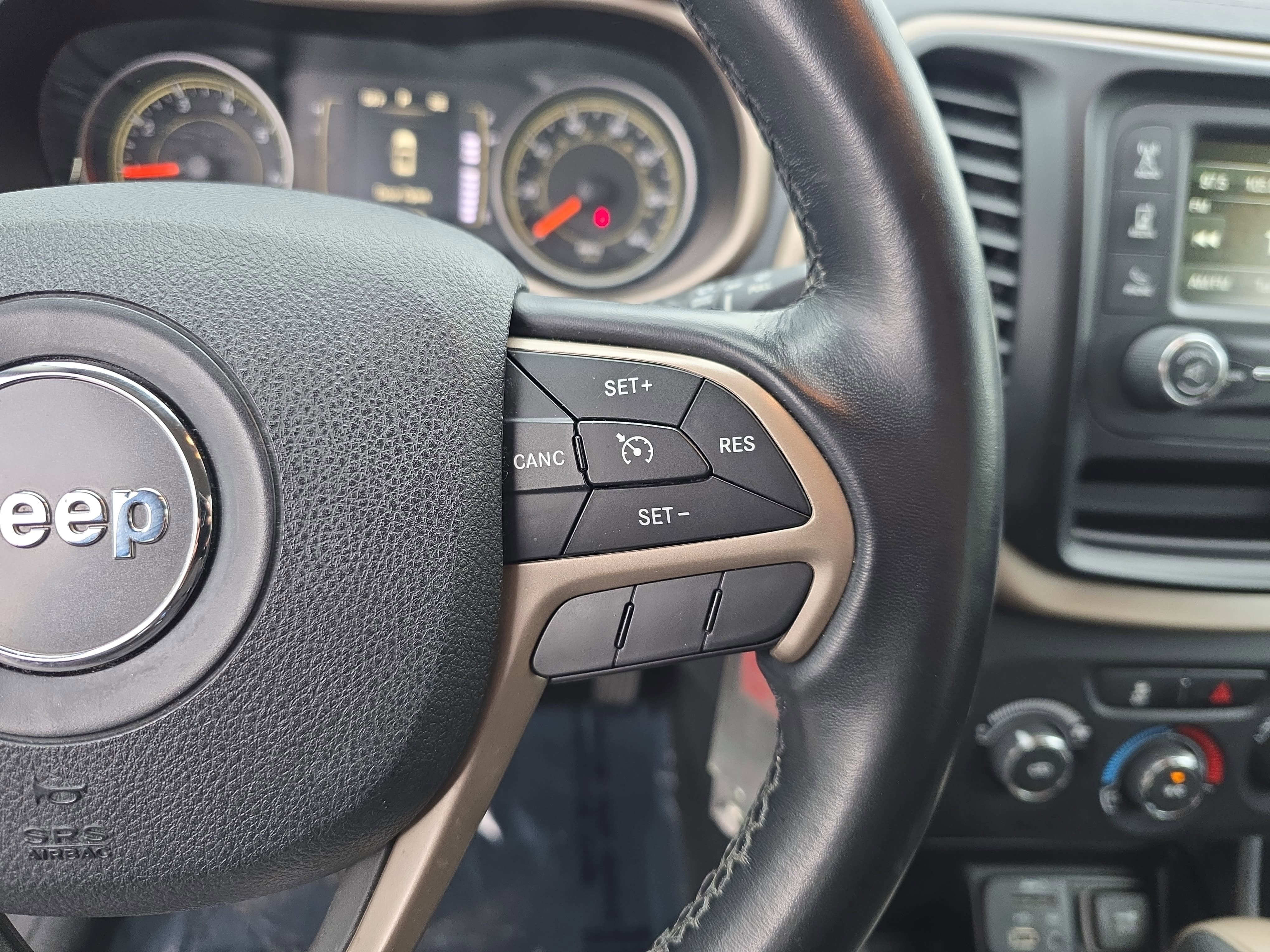 Used 2015 Jeep Cherokee Sport FWD image 15