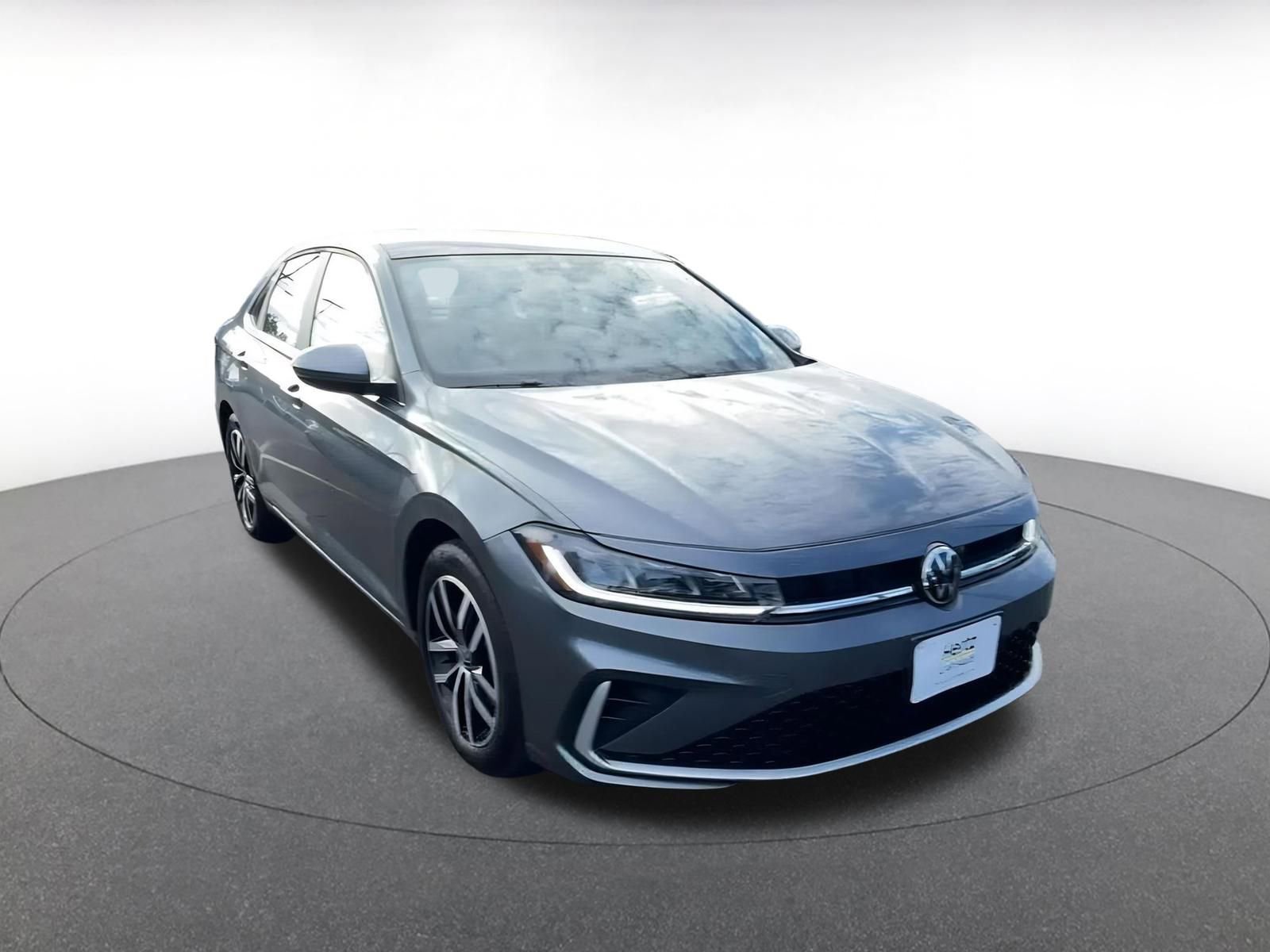 Used 2025 Volkswagen Jetta SE image 3