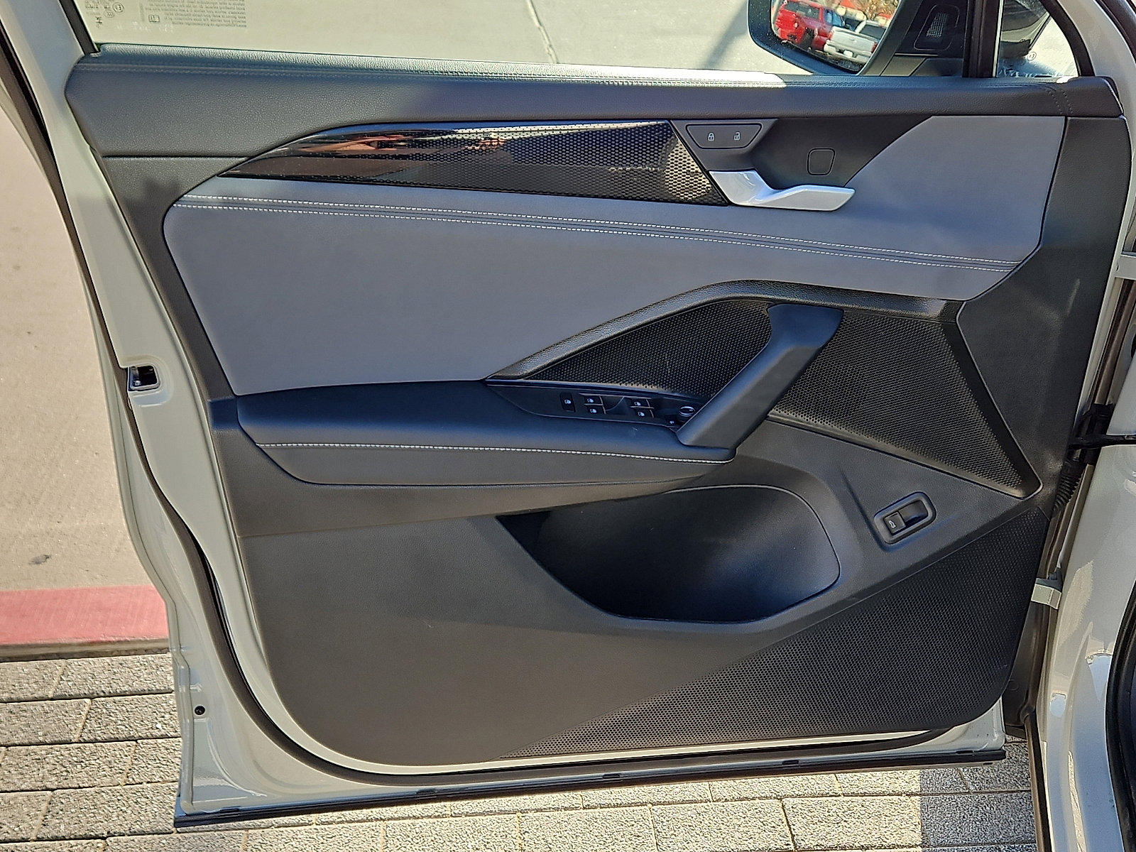 Certified 2025 Volkswagen Tiguan SE R-Line image 13