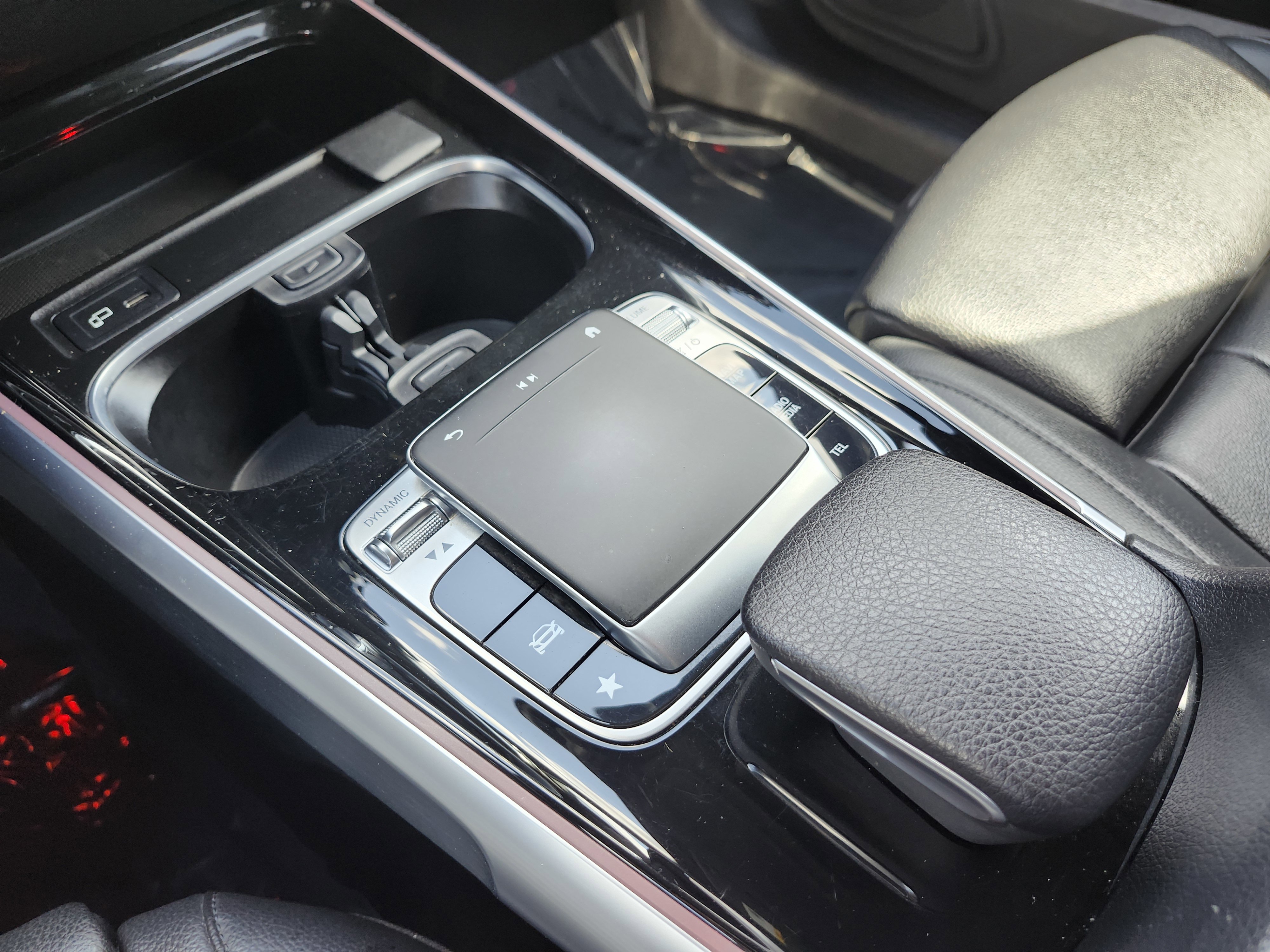 Used 2020 Mercedes-Benz GLB 250 4MATIC w/ Premium Package image 33