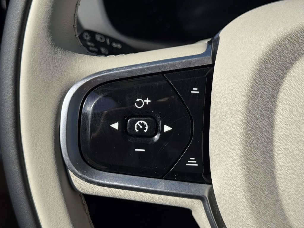 Certified 2025 Volvo XC60 B5 Ultra w/ Protection Package Premier AWD/4WD image 18