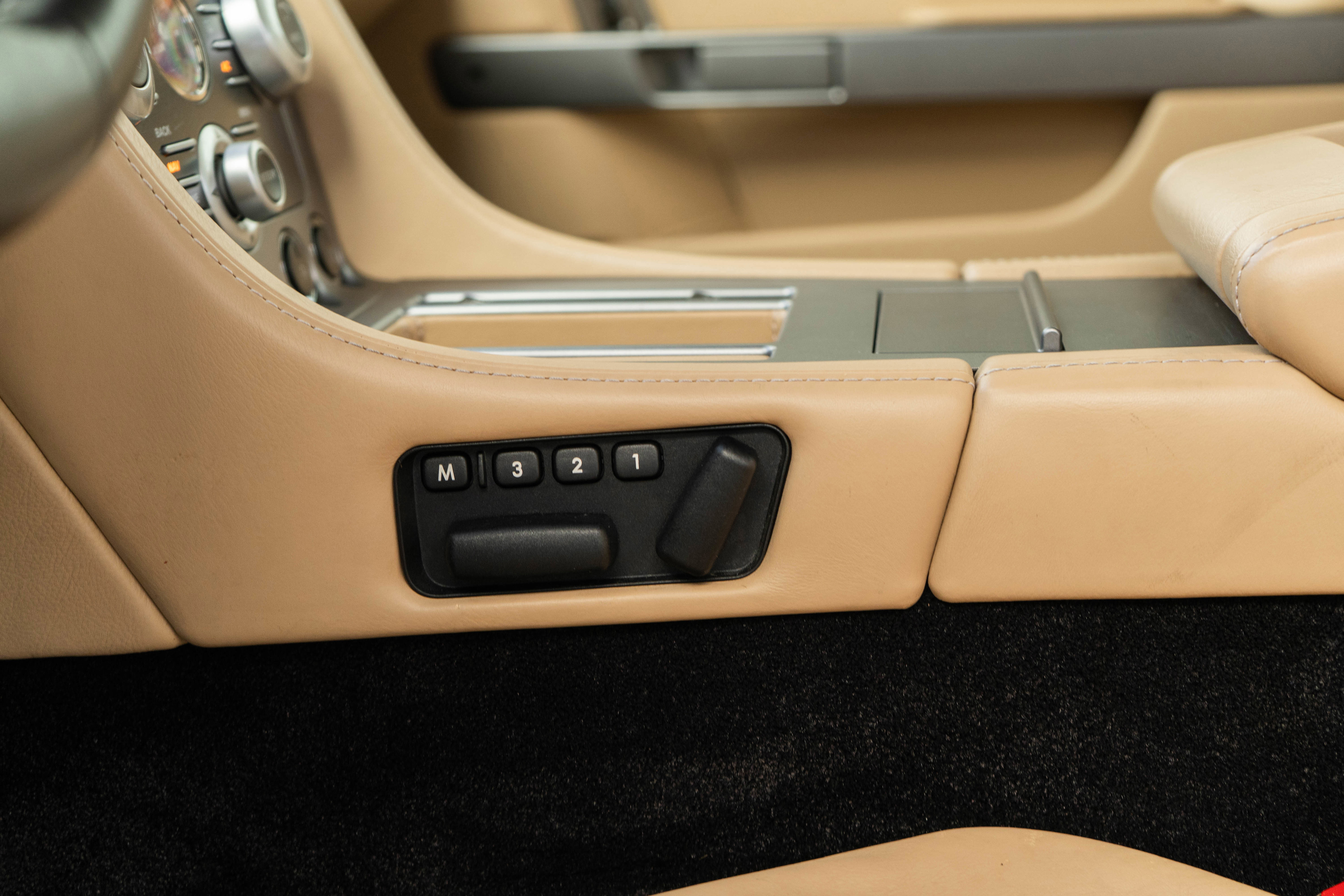 Used 2009 Aston Martin DB9 Volante image 24