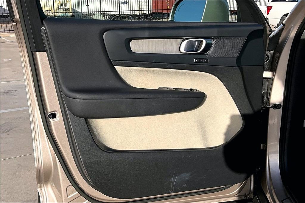 Used 2023 Volvo XC40 B4 Plus w/ Protection Package Premier image 24