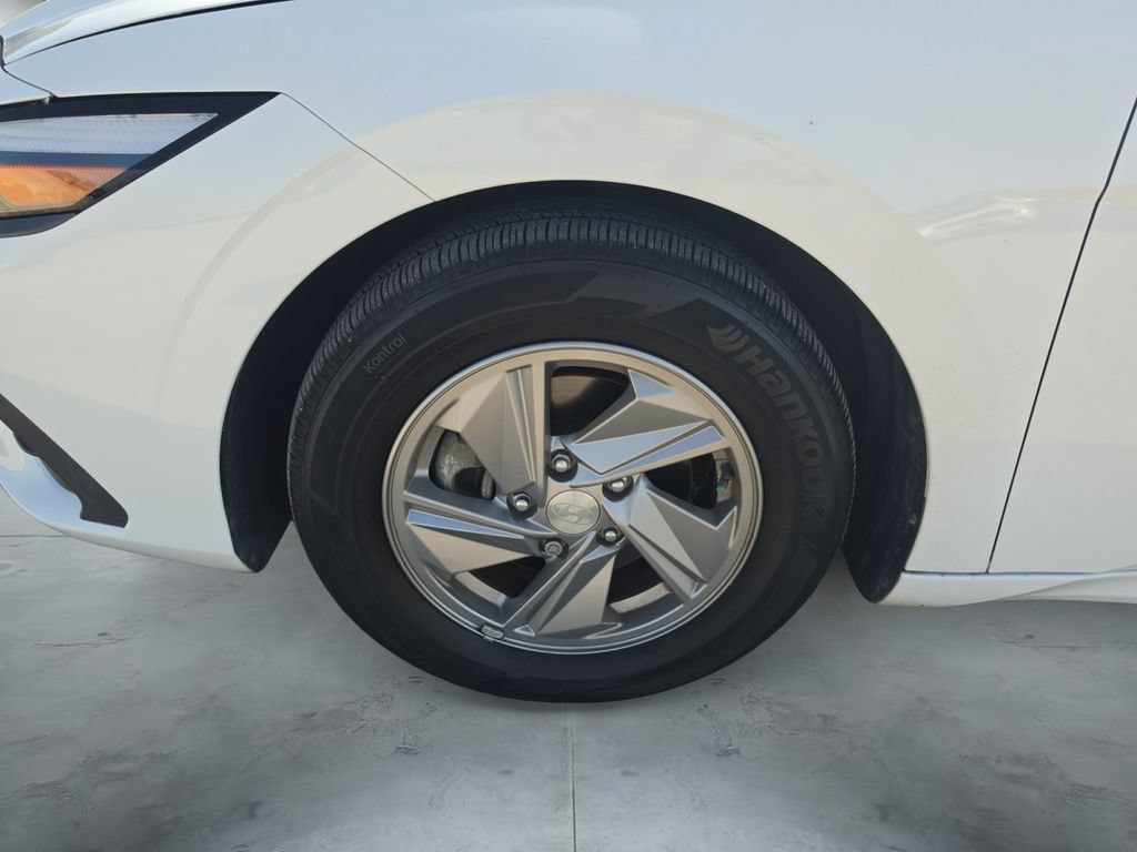 Certified 2024 Hyundai Elantra SE FWD image 17