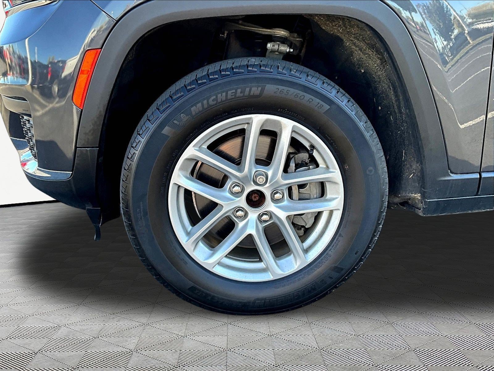 Used 2021 Jeep Grand Cherokee L Laredo w/ Luxury Tech Group I AWD/4WD image 33