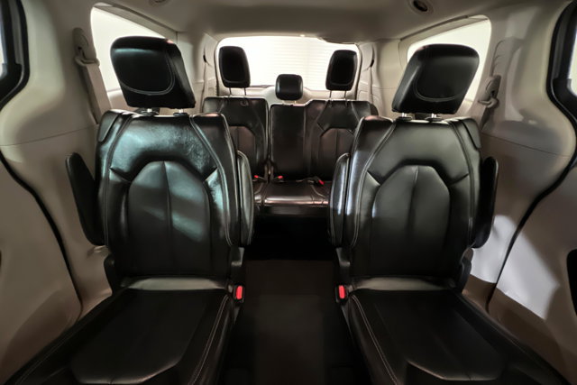 Used 2023 Chrysler Pacifica Touring-L FWD image 25