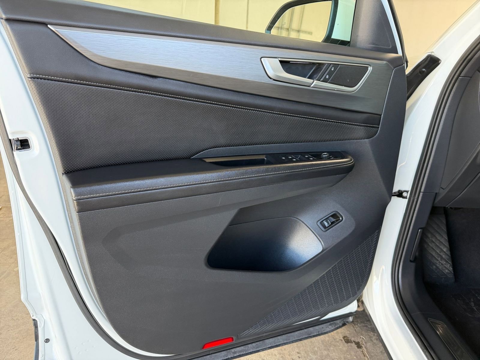 Used 2025 Volkswagen Atlas Cross Sport SE image 20