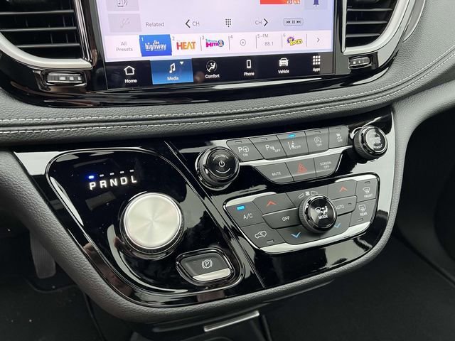 New 2025 Chrysler Pacifica Select AWD/4WD image 21