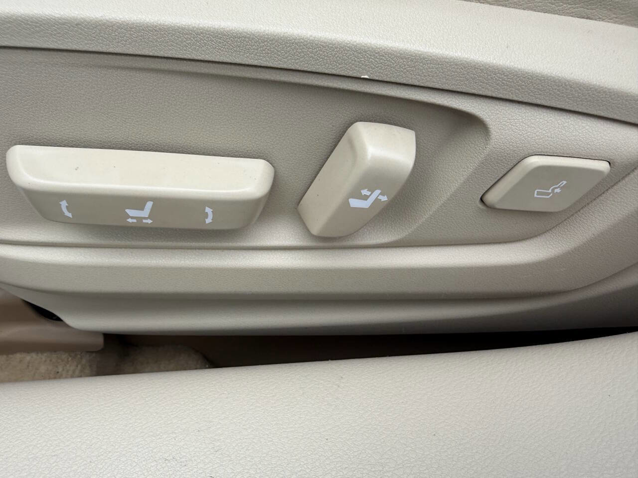 Used 2013 Lexus ES 300h Base 4dr Sedan image 18