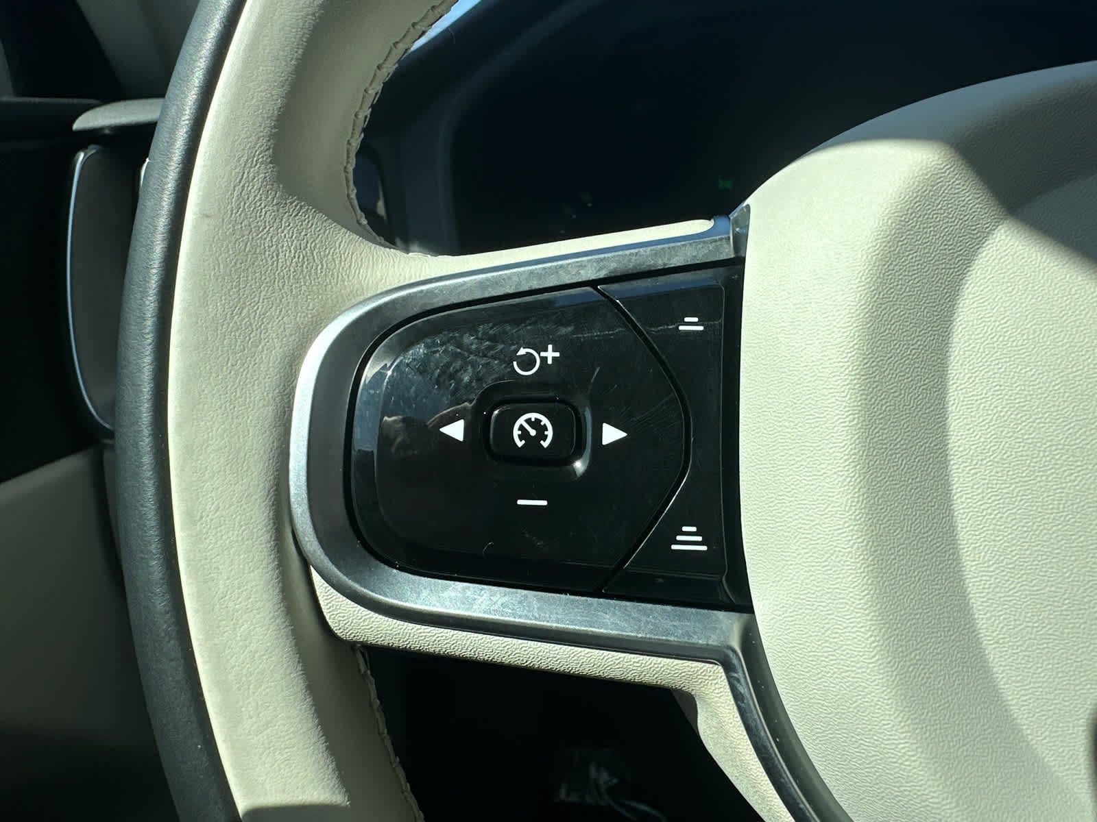 Certified 2024 Volvo XC60 B5 Core AWD/4WD image 14