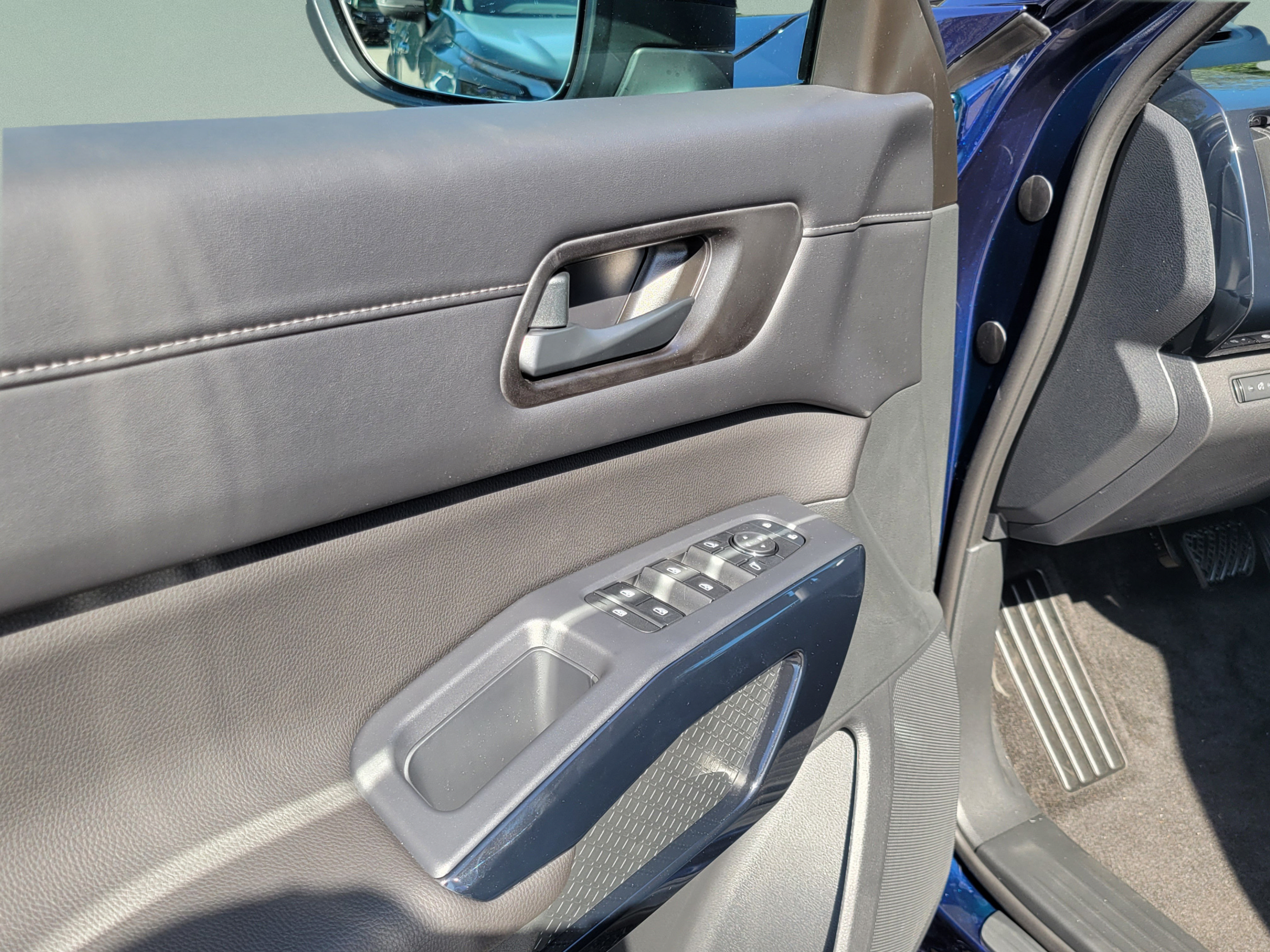 New 2026 Nissan Pathfinder SV w/ Cargo Package FWD image 16
