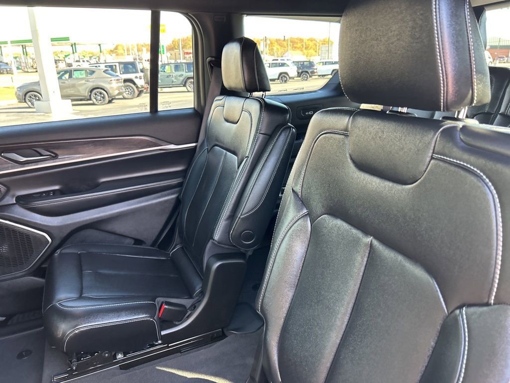 Used 2025 Jeep Grand Cherokee L Limited w/ Black Appearance Package image 32