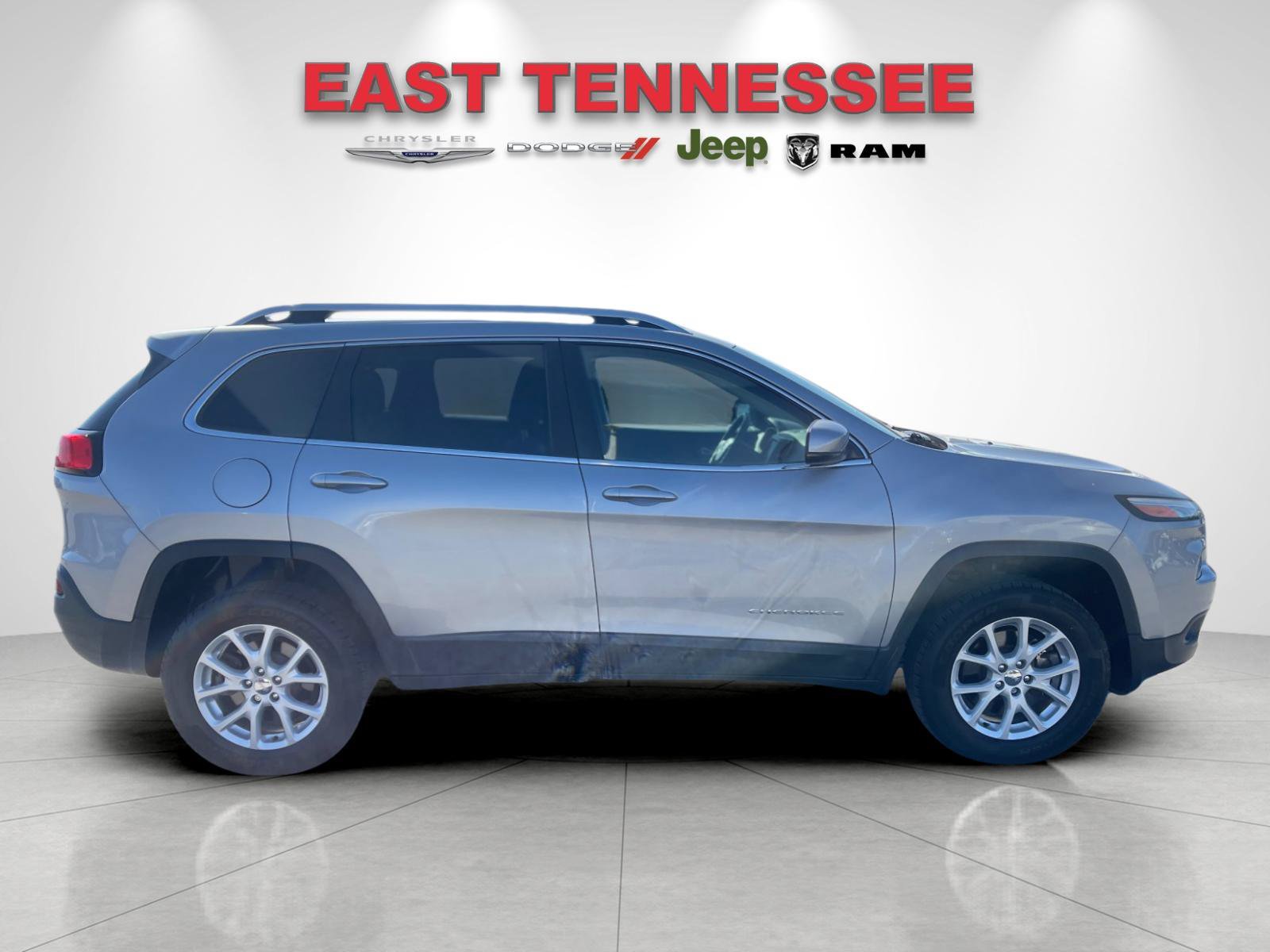 Used 2017 Jeep Cherokee Latitude w/ Safety/Convenience Group AWD/4WD image 2