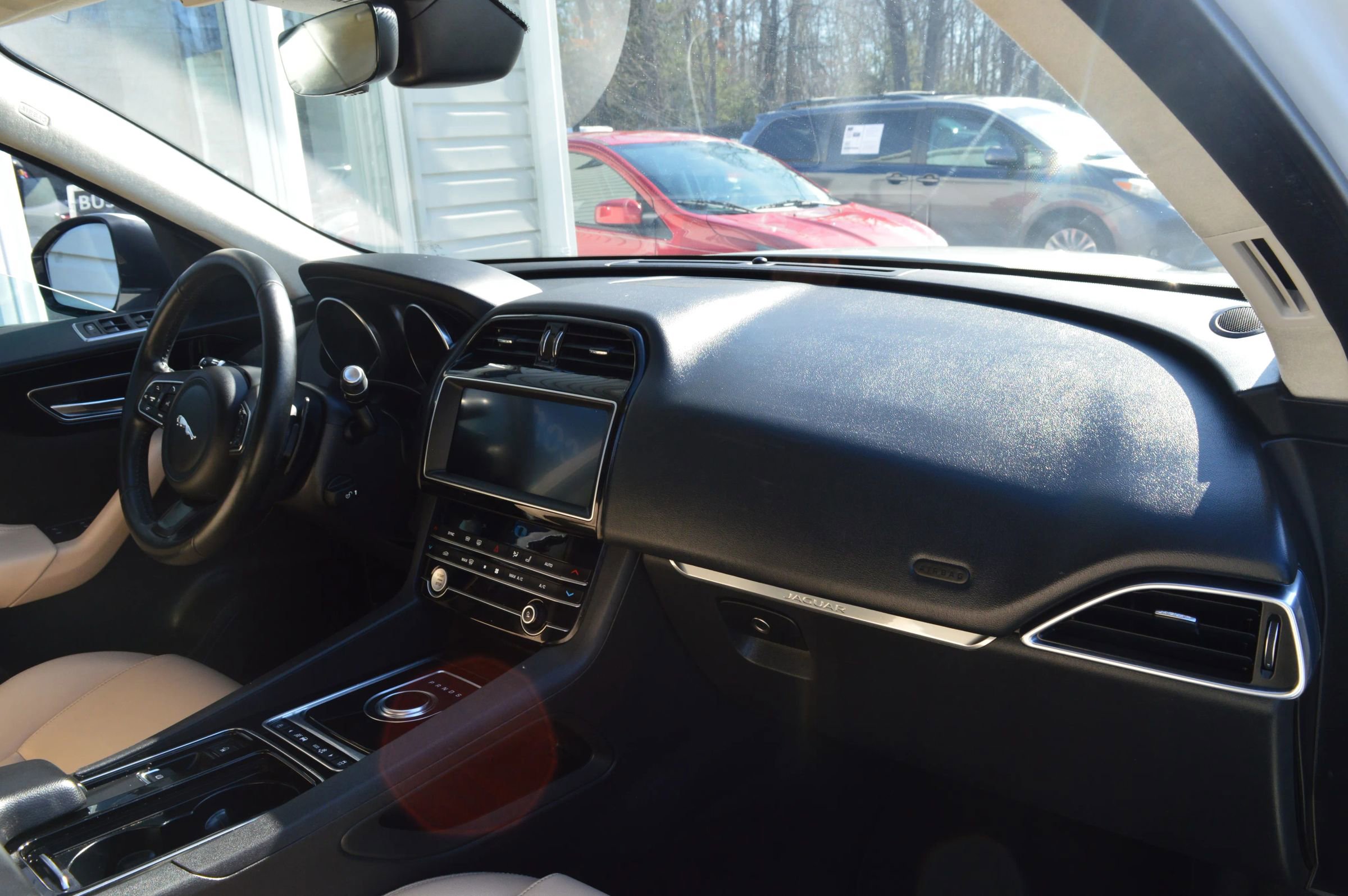 Used 2020 Jaguar F-PACE Premium image 33