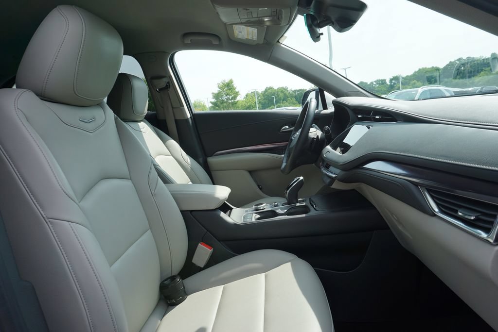 Used 2022 Cadillac XT4 Luxury w/ Cold Weather Package FWD image 53