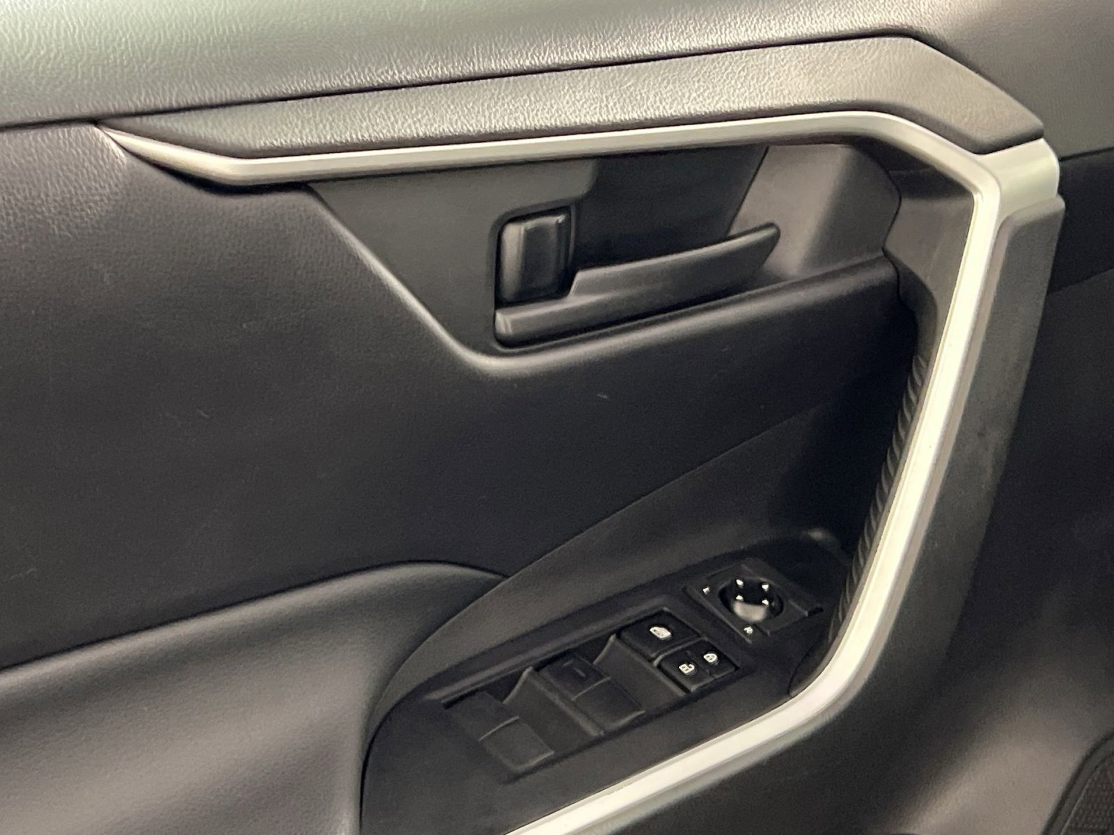 Used 2020 Toyota RAV4 LE w/ Carpet Mat Package image 15