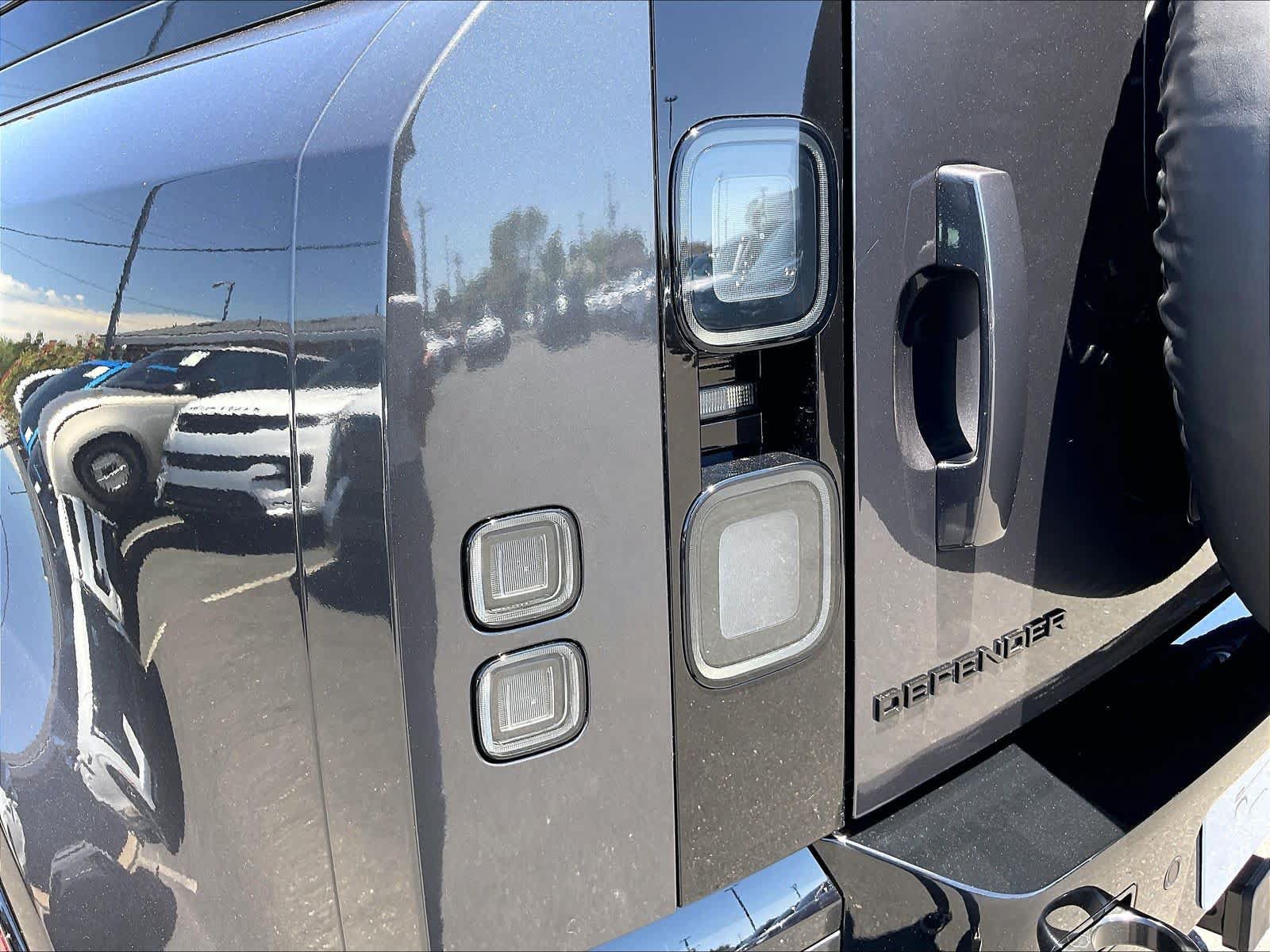 New 2026 Land Rover Defender 110 X-Dynamic SE AWD/4WD image 25