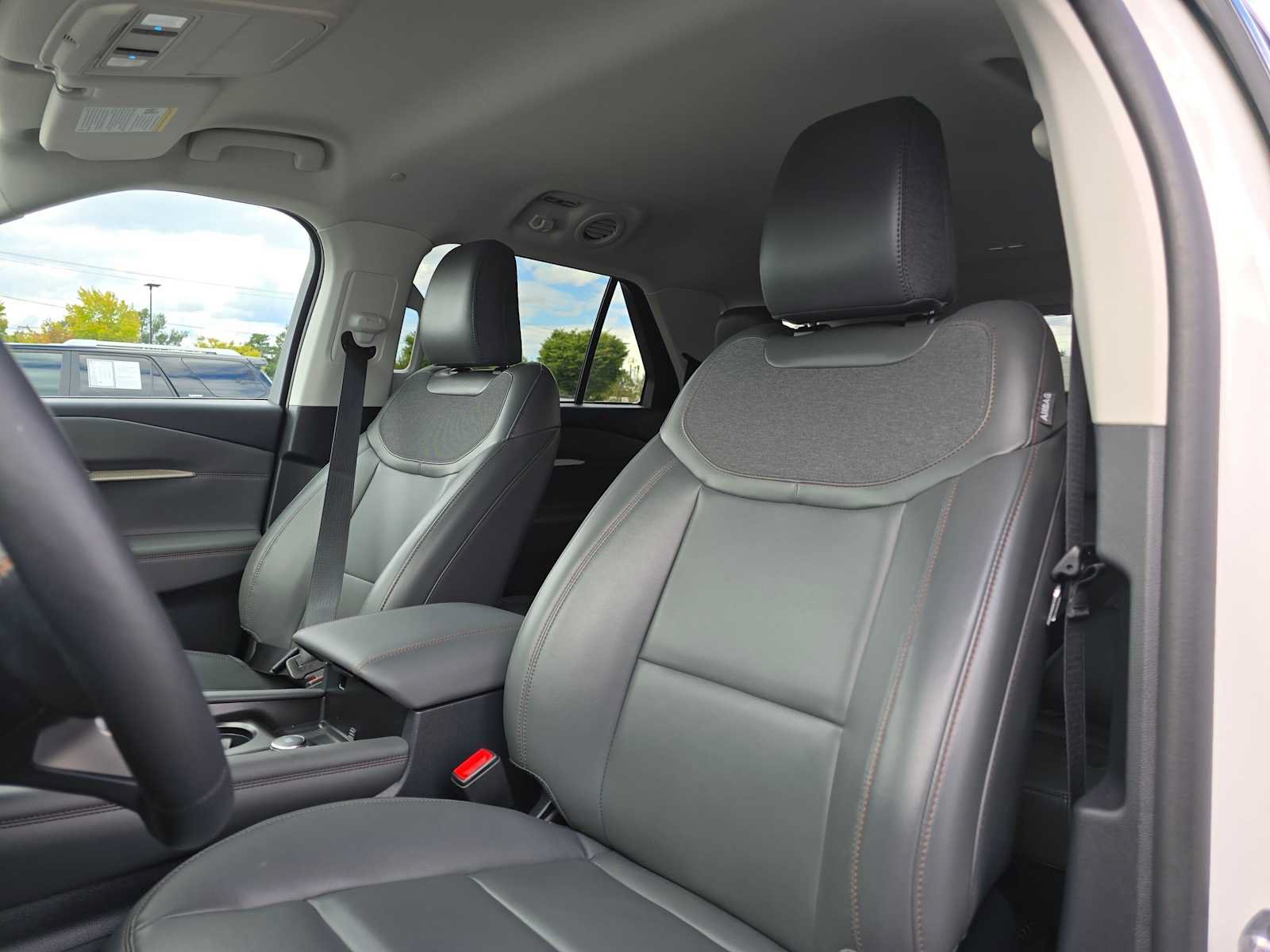 Used 2025 Ford Explorer Active w/ Active Comfort Package RWD image 22