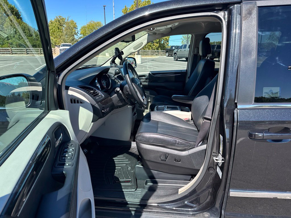Used 2014 Chrysler Town & Country Touring FWD image 12
