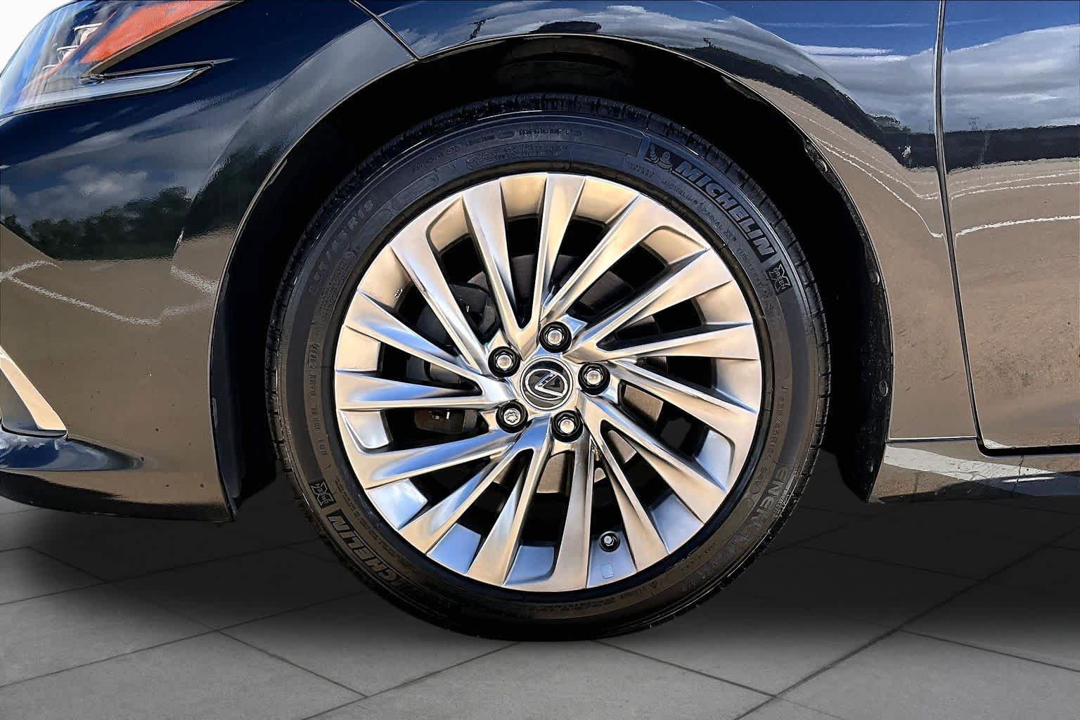 Used 2021 Lexus ES 300h Ultra Luxury w/ Accessory Package 2 FWD image 11