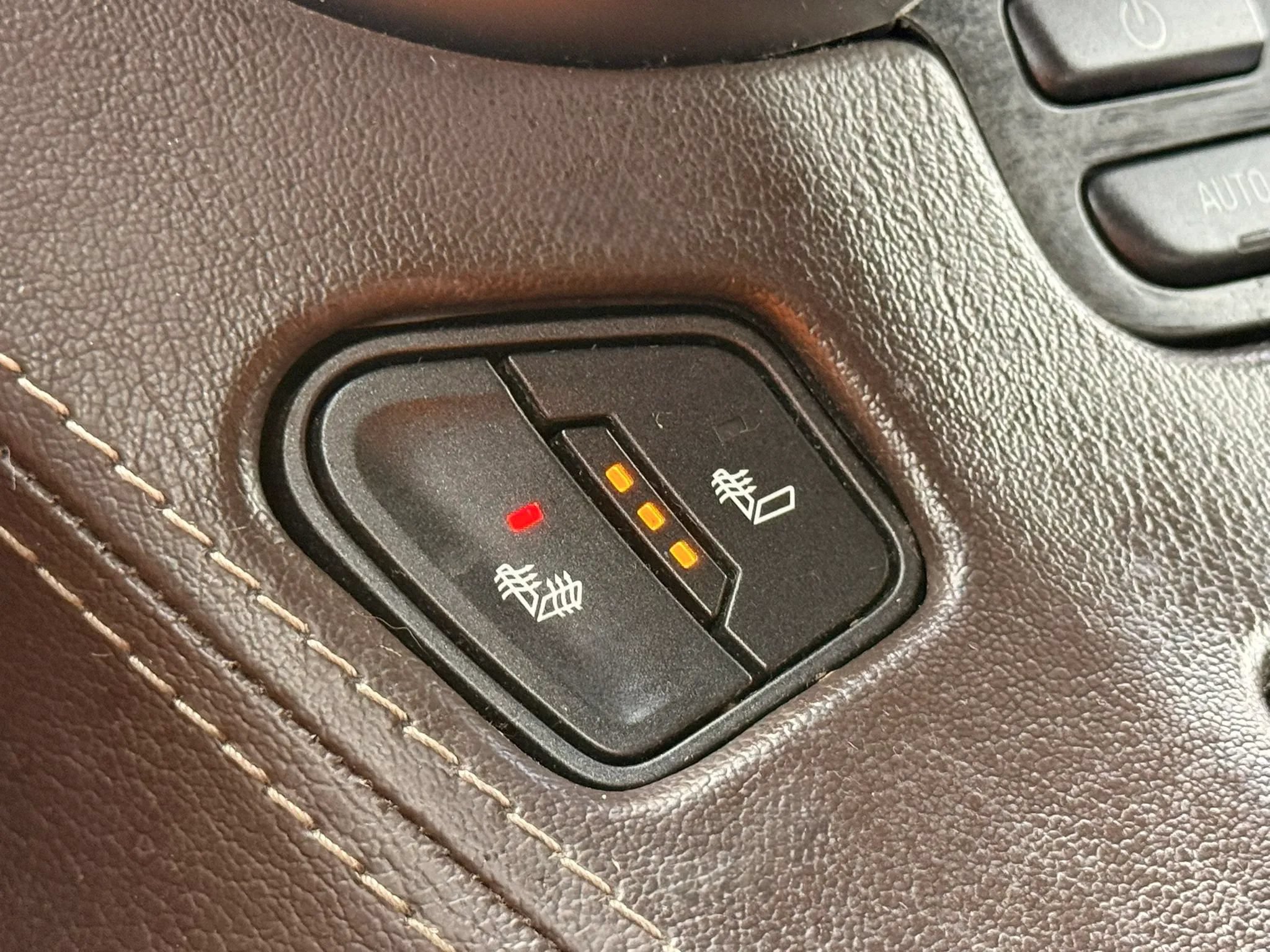 Used 2018 Chevrolet Suburban LT RWD image 28