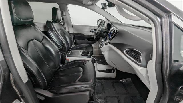 Used 2023 Chrysler Pacifica Touring-L FWD image 23