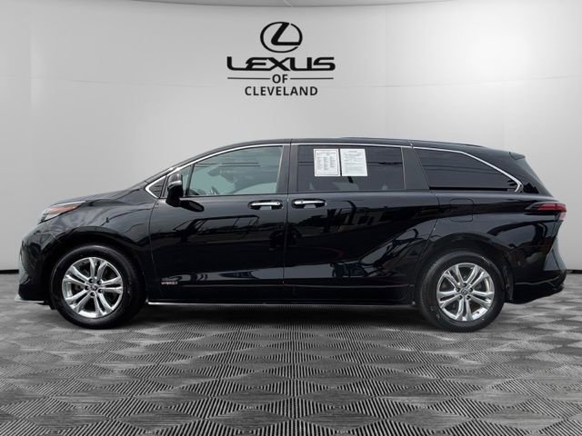 Used 2021 Toyota Sienna Platinum AWD/4WD image 3