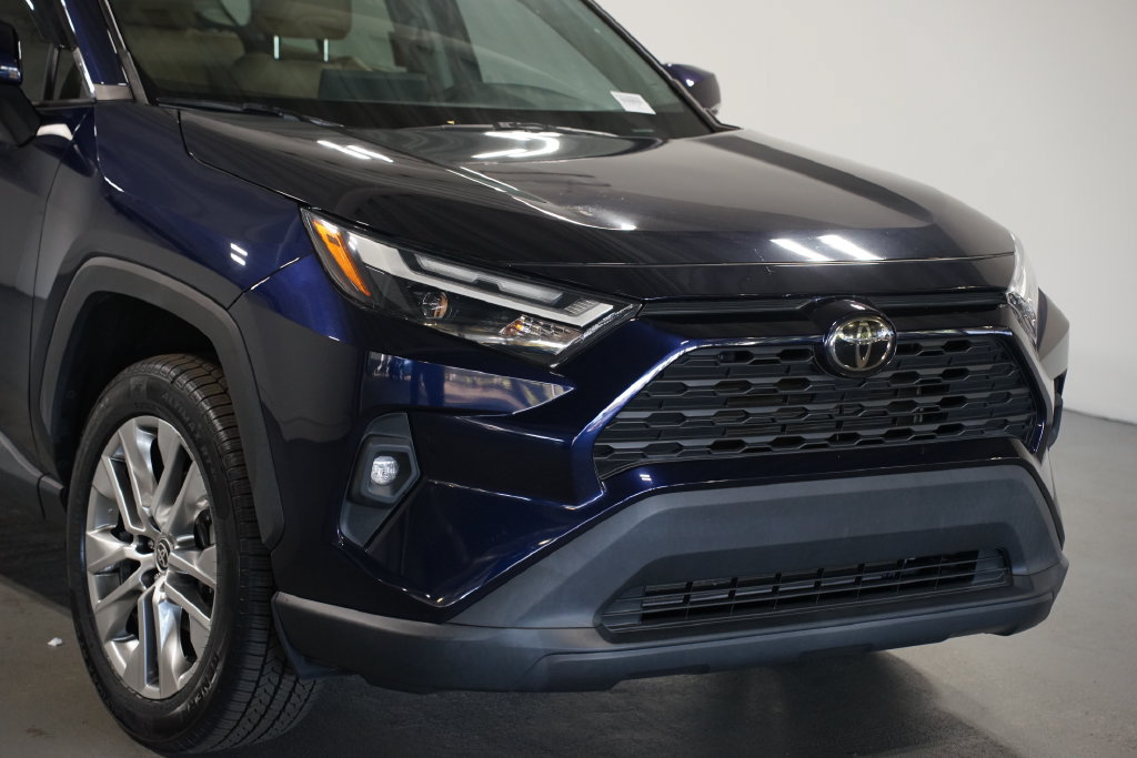 Used 2022 Toyota RAV4 XLE Premium FWD image 4