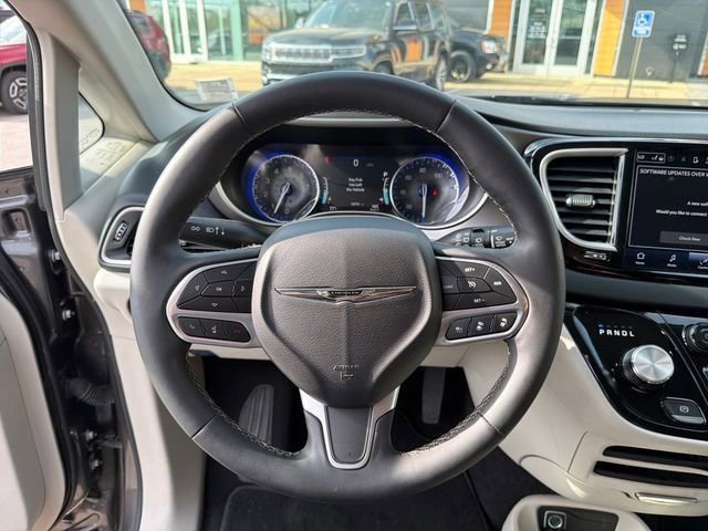 Used 2023 Chrysler Pacifica Touring-L FWD image 36
