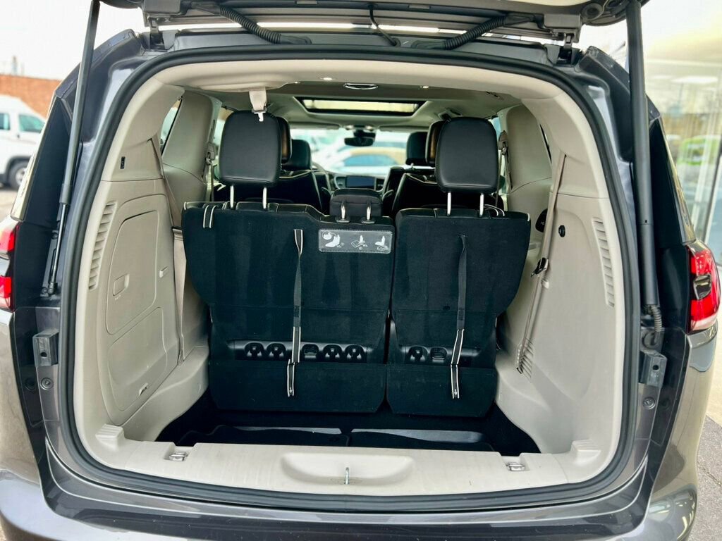 Used 2021 Chrysler Pacifica Limited w/ Uconnect Theater Family Group image 7