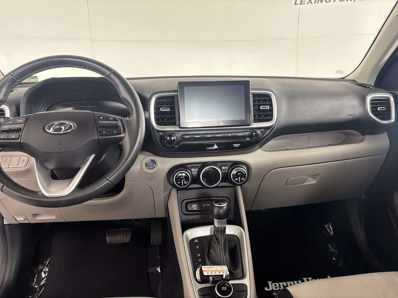 Used 2025 Hyundai Venue SEL FWD image 25