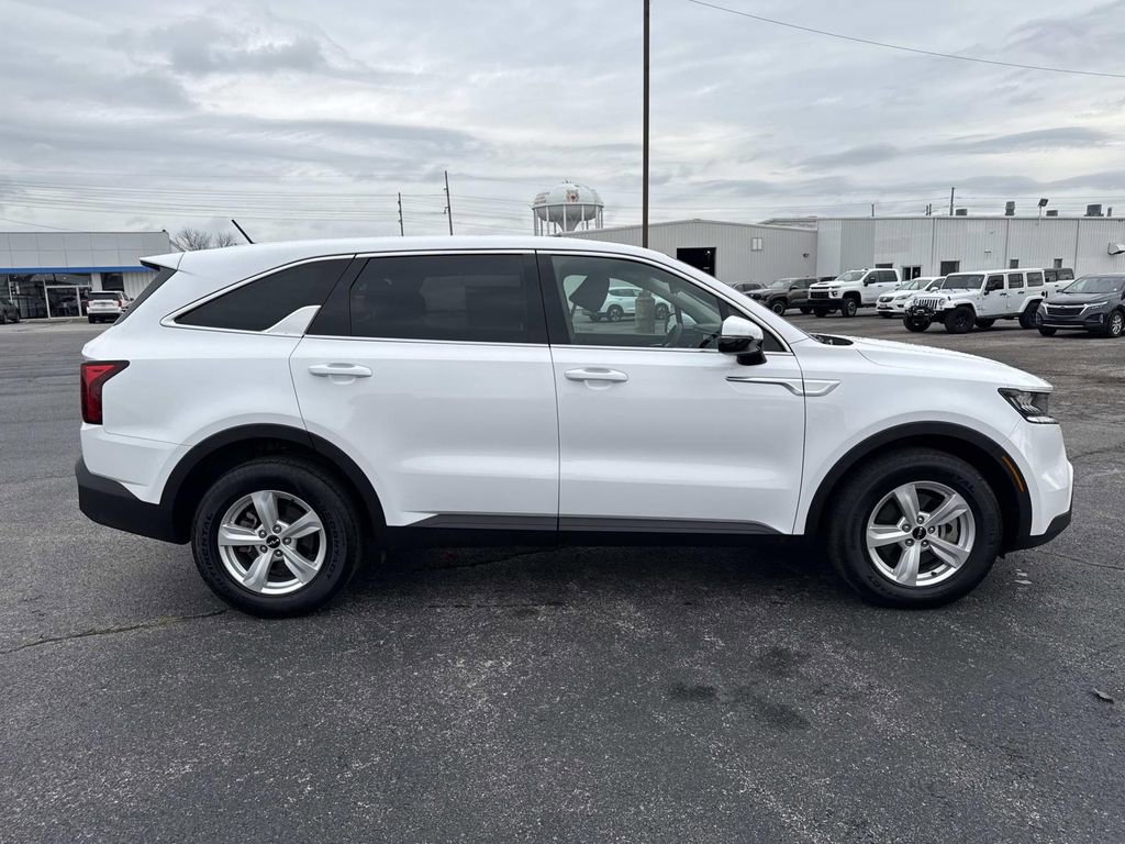 Used 2023 Kia Sorento LX image 8