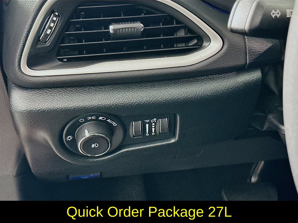 Used 2025 Chrysler Pacifica Select FWD image 15