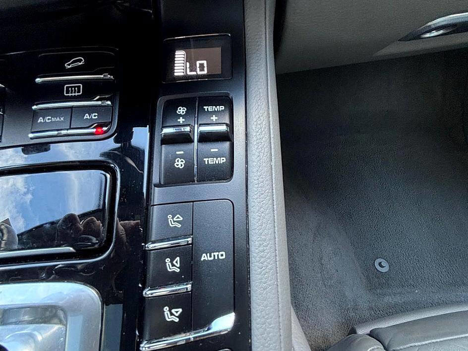 Used 2014 Porsche Cayenne Diesel Platinum Edition image 29