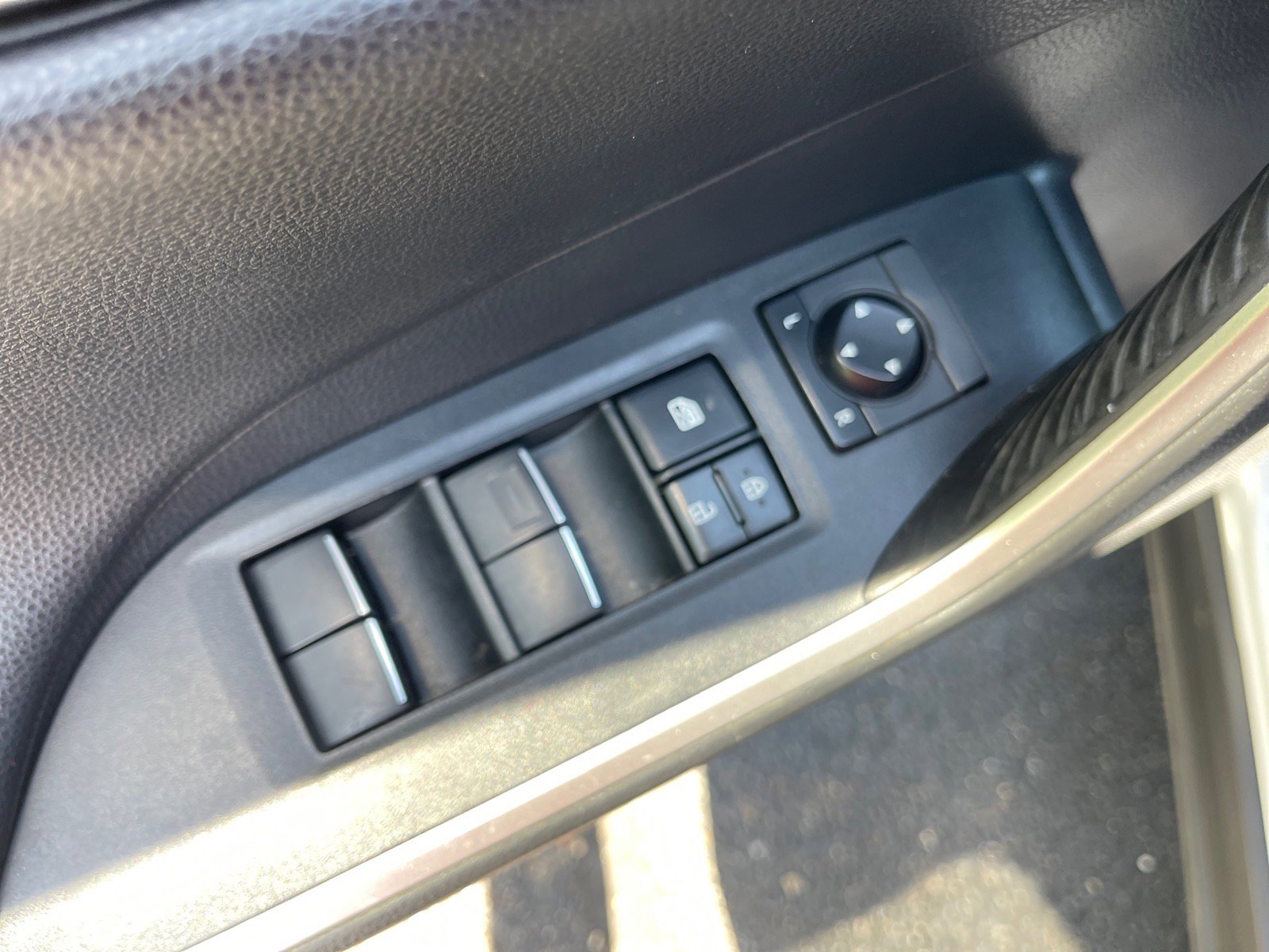 Used 2019 Toyota RAV4 XSE w/ XSE Weather Package AWD/4WD image 8