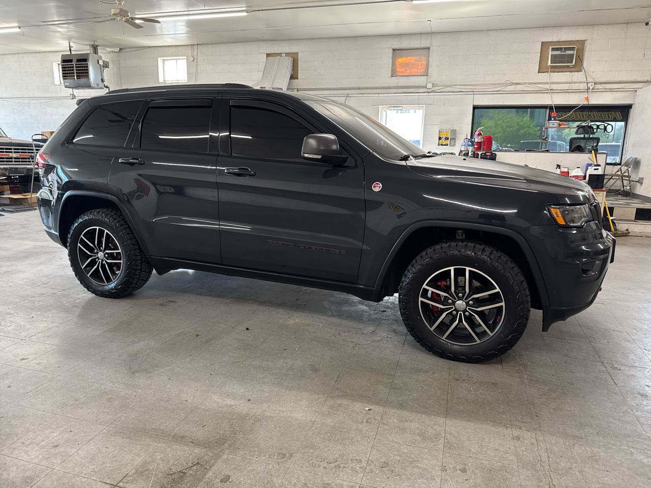 Used 2018 Jeep Grand Cherokee Trailhawk w/ Trailhawk Luxury Group AWD/4WD image 5