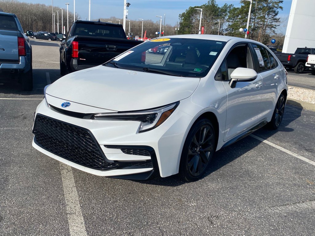 Used 2024 Toyota Corolla SE image 2