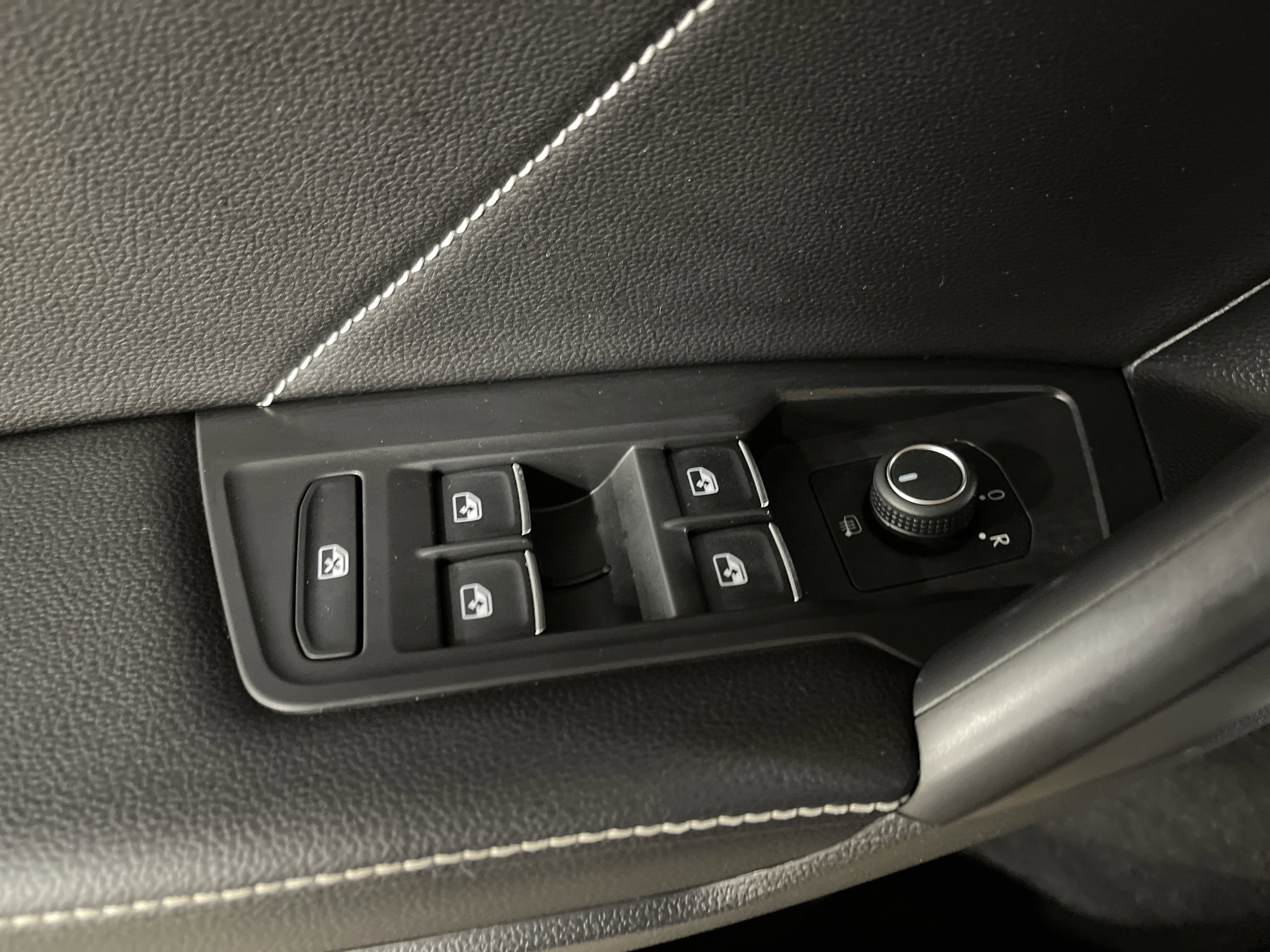 Used 2022 Volkswagen Tiguan SE R-Line image 9