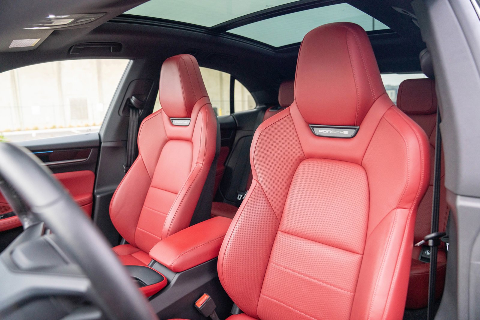 Certified 2025 Porsche Macan Electric image 5