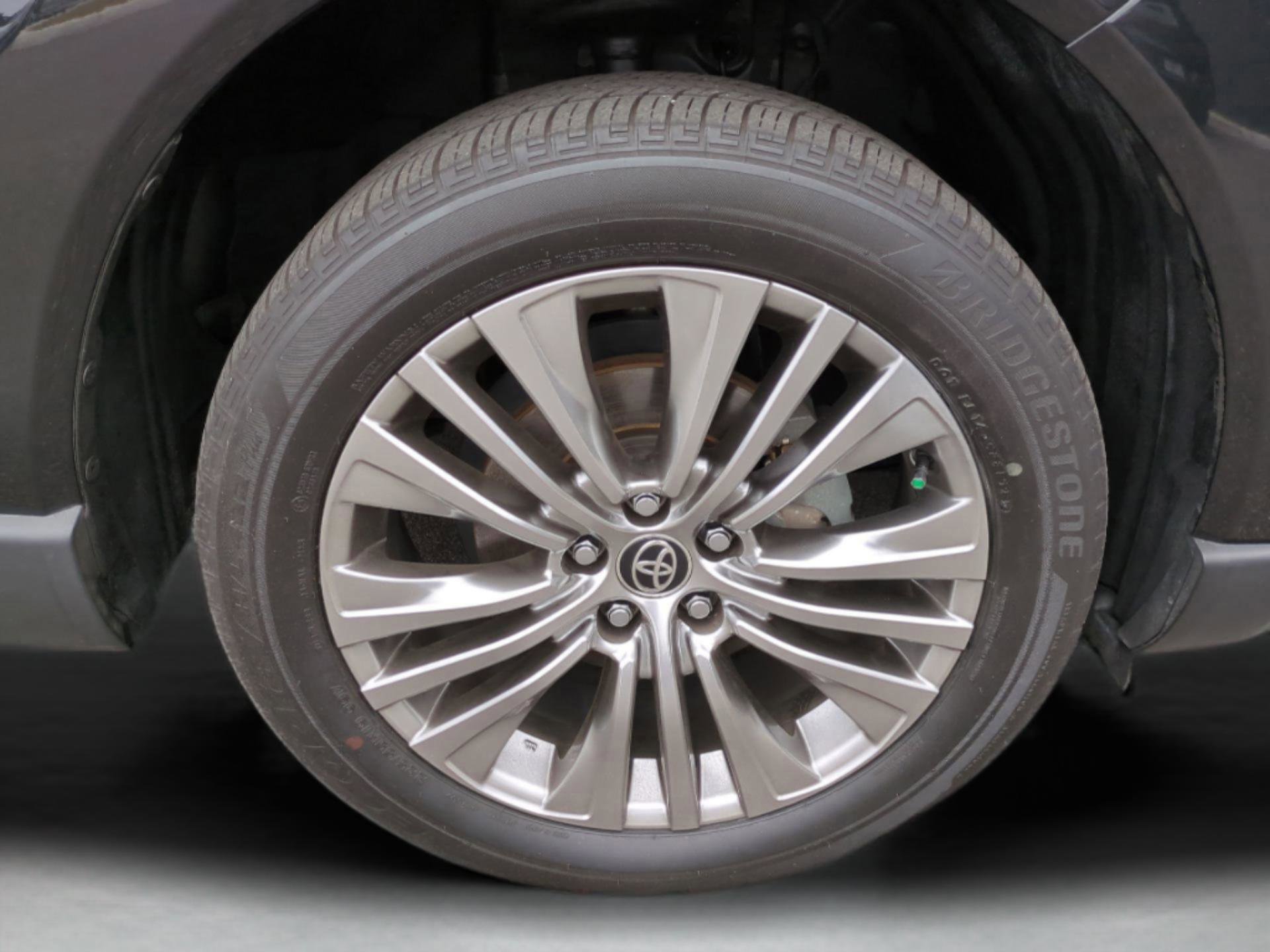 Used 2022 Toyota Venza Limited w/ Advanced Technology Package image 27