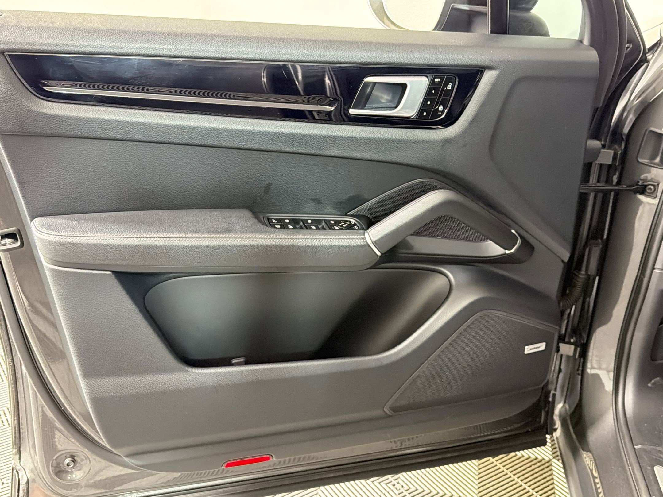 Used 2019 Porsche Cayenne E-Hybrid image 12