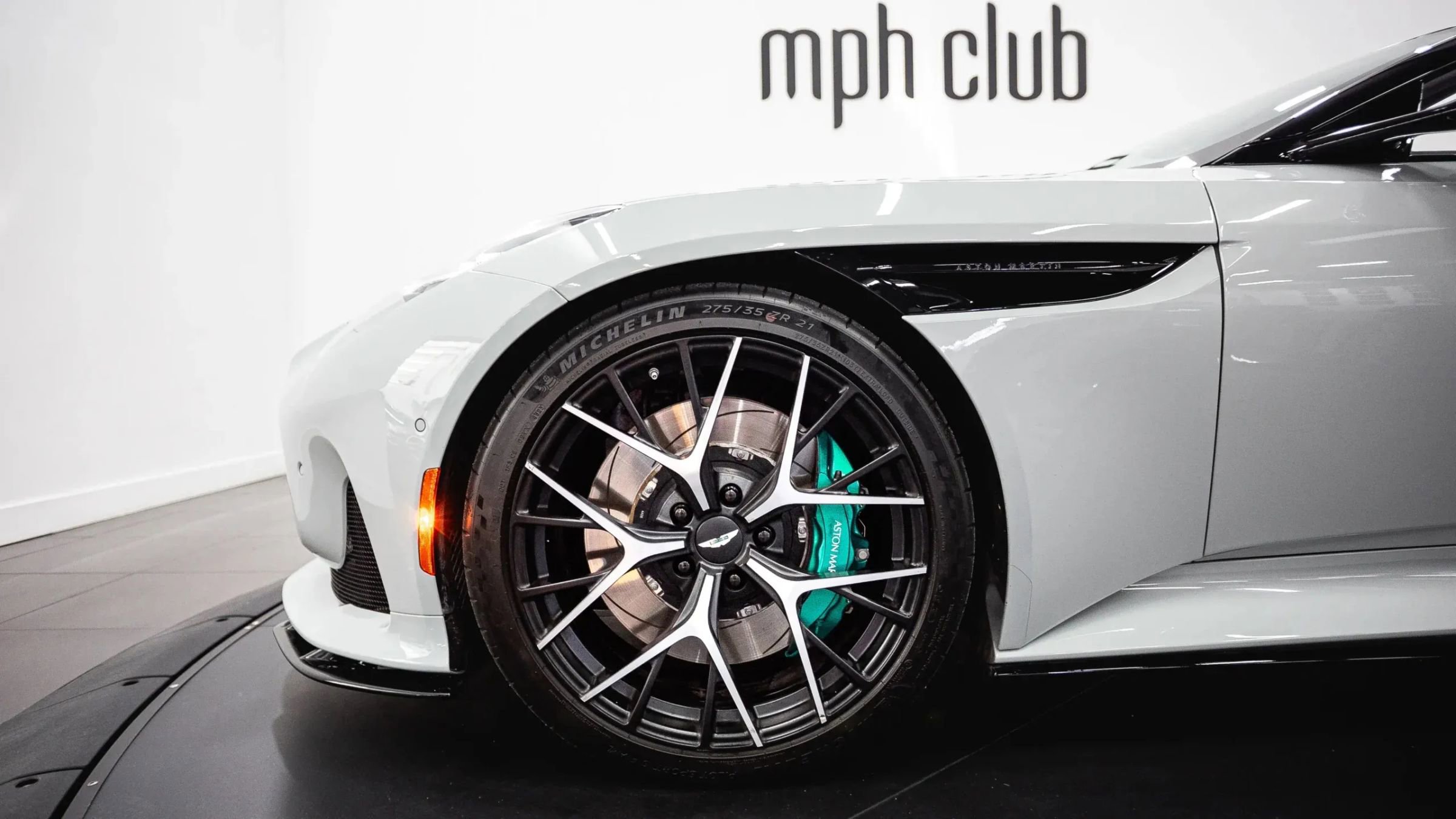 Used 2024 Aston Martin DB12 Convertible image 24