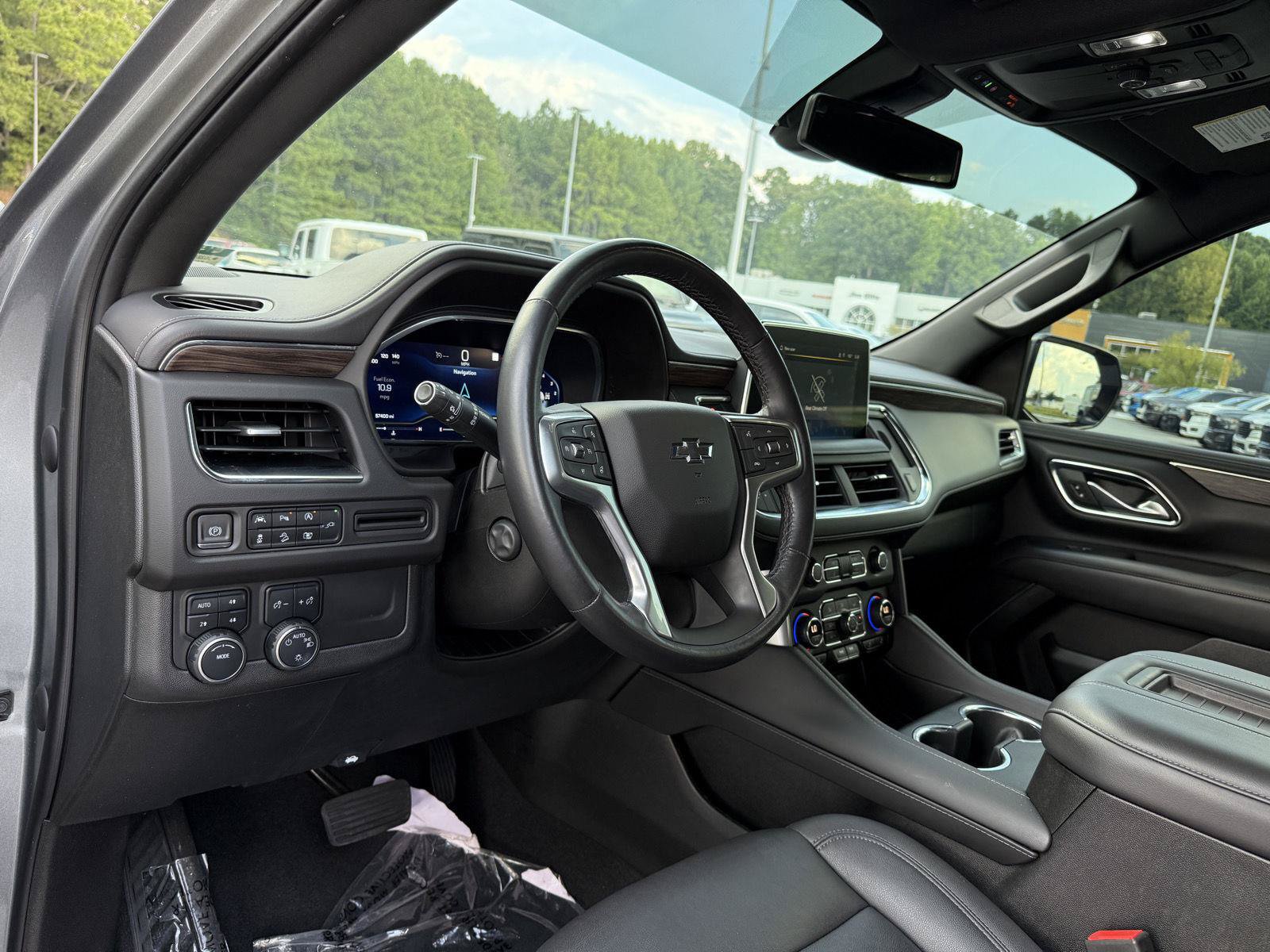 Used 2022 Chevrolet Tahoe Z71 w/ Luxury Package AWD/4WD image 15