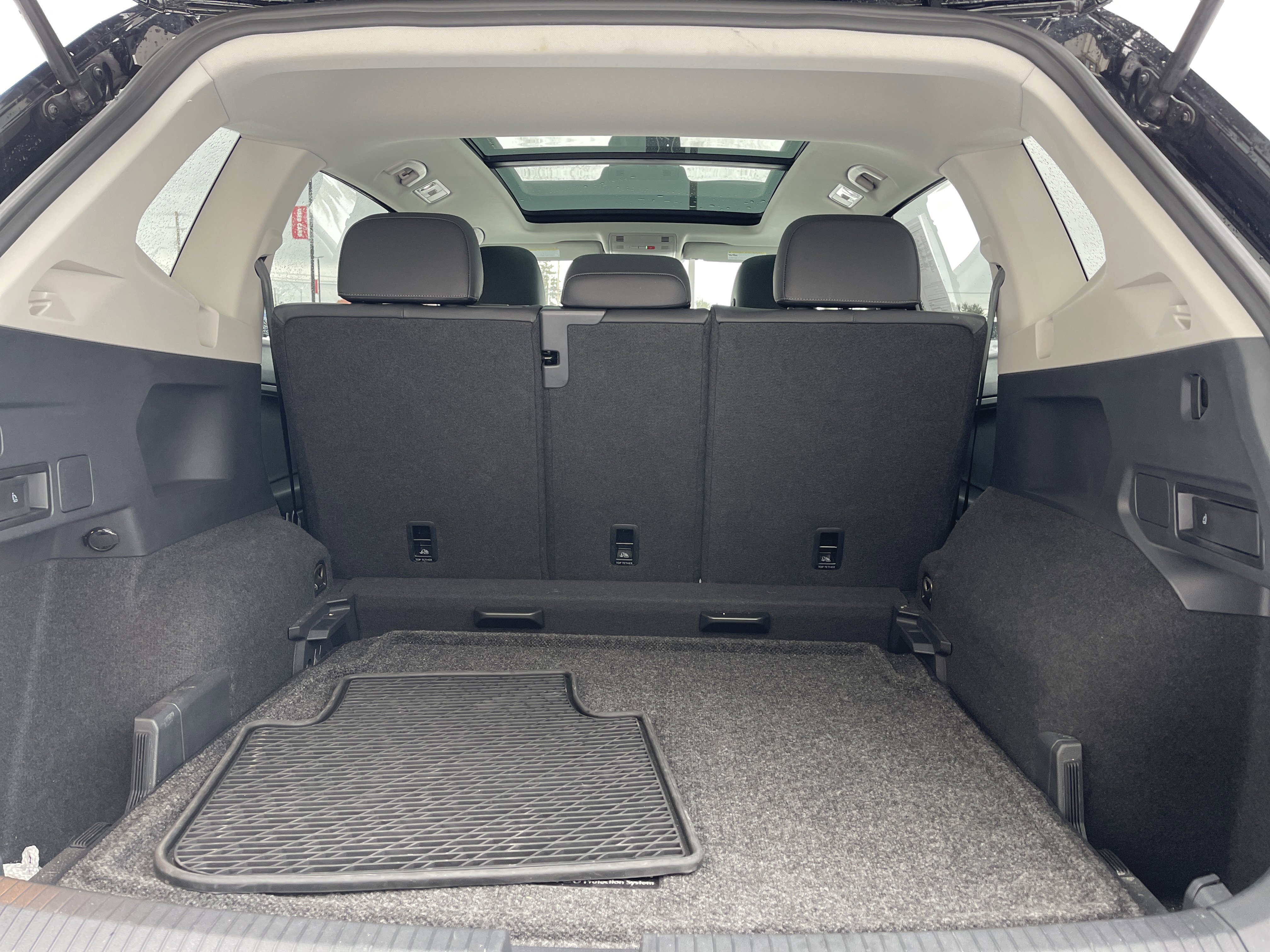 Used 2020 Volkswagen Tiguan SE w/ Panoramic Sunroof Package image 9