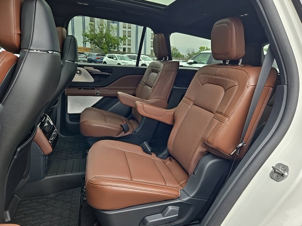 Used 2025 Lincoln Aviator Reserve w/ Equipment Group 201A AWD/4WD image 18