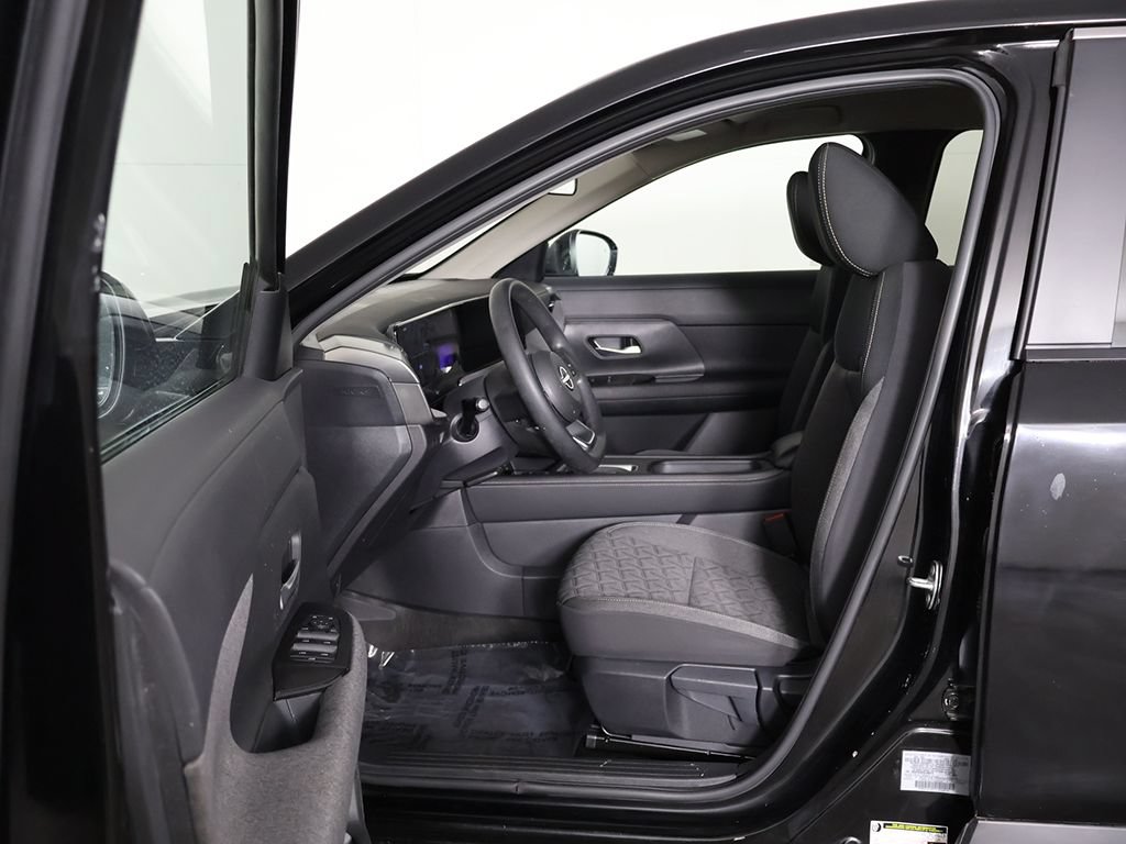 Used 2025 Nissan Kicks SV AWD/4WD image 27