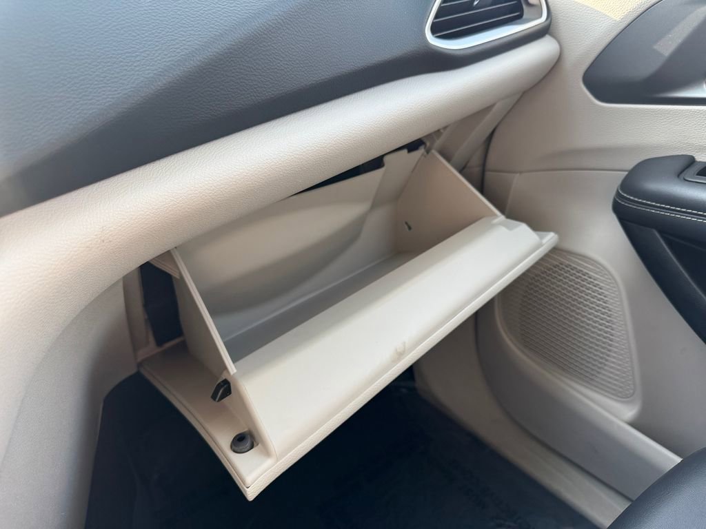 Used 2024 Chrysler Pacifica Touring-L image 23