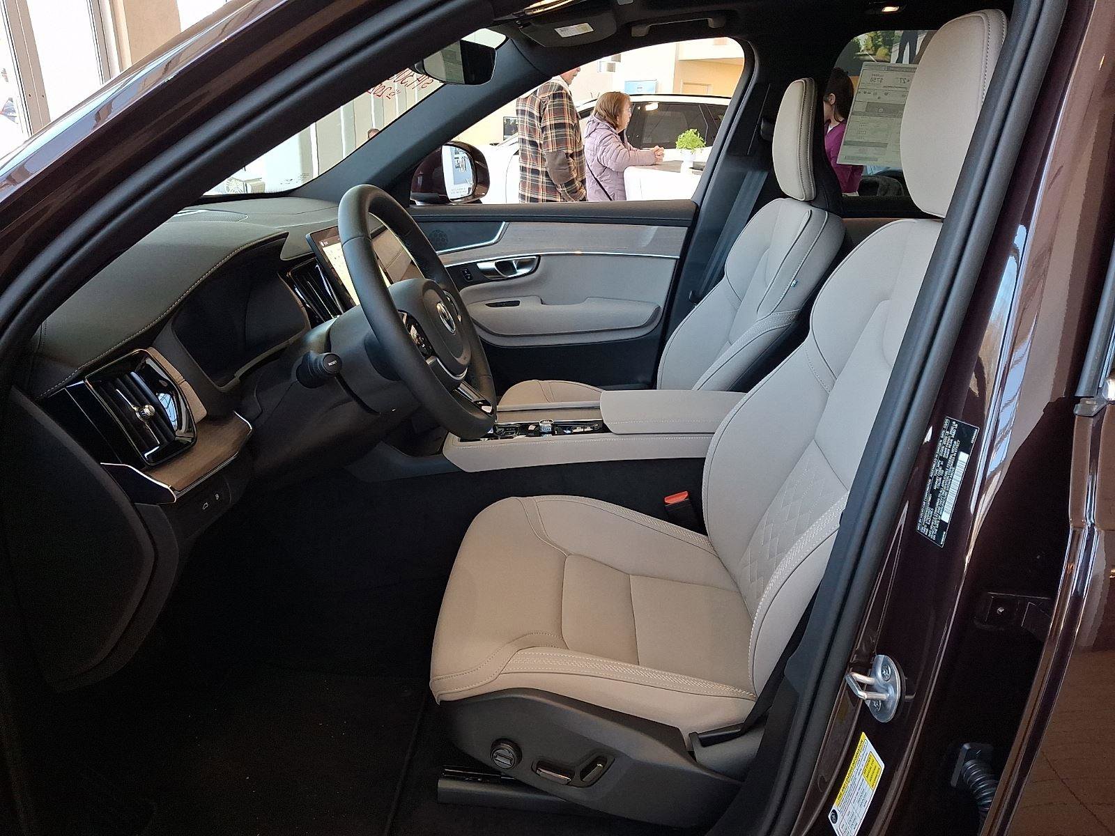 New 2025 Volvo XC90 T8 Core image 9